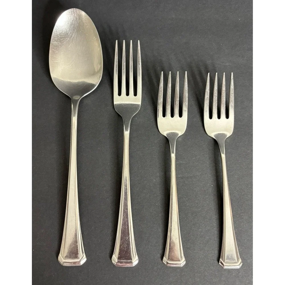 4 Oneida Maestro St. Leger Pieces 1 Dinner Fork 2 Salad Forks 1 Tablespoon